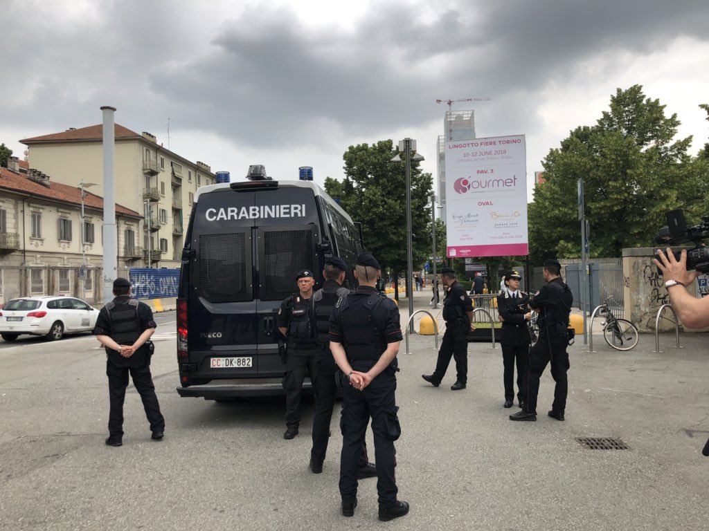 Lukewearechange's tweet photo. The multi million dollar security operation paid for by taxes is being fortified right now. Against those pesky indie journalists trying to find out what the Banksters are up to with  of course total silence and compliance from the msm at #bilderberg 

Just an FYI. https://t.co/cvpEhTwvMh