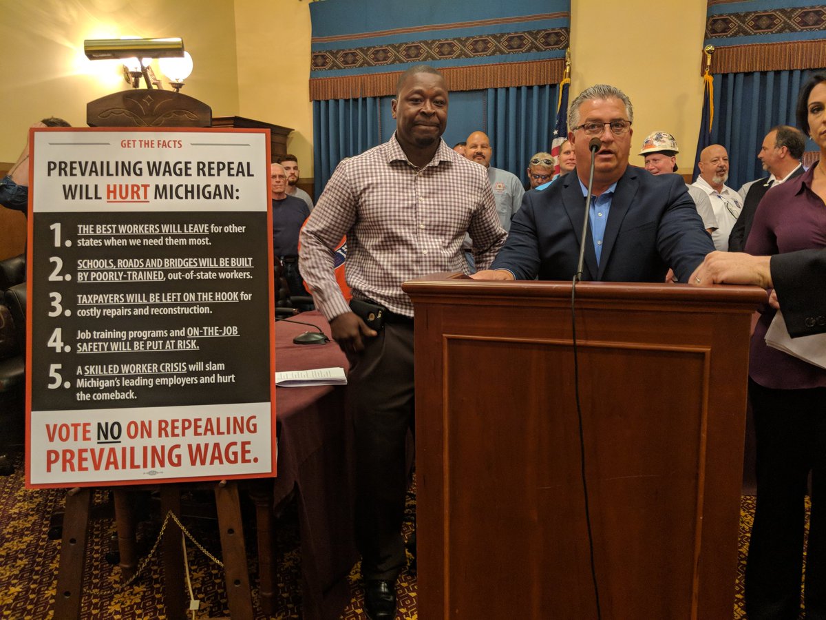 jonathanoosting's tweet image. Construction workers and other prevailing wage supporters are gathered in the Michigan Capitol to urge state legislators against repealing wage mandate law, which could happen today #MILEG