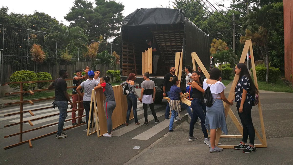 PerezJaramilloA's tweet photo. LA UNIVERSIDAD SANTO TOMÁS EN EL CENTRO La Facultad de Arquitectura en el Museo @ustamedellin en el @museodeantioquia @USTA_COLOMBIA @ricardoopco
#MedCentro Construyendo futuro+Lanzamientos de libros+Exhibición de proyectos+Conferencias
#Arquitectura #humanismo #proyecciónsocial https://t.co/wPUTc6OlGY