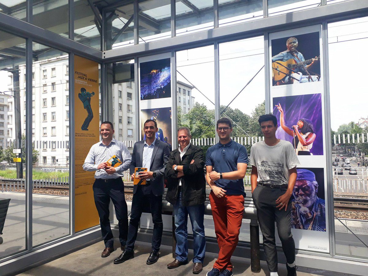Liazyd_sncf's tweet photo. [Culture en Gare]

En direct de l’inauguration de l’exposition « Jazz à Vienne » en #GaredeLyonJeanMacé et #GaredeVienne. Née d’un partenariat culturel avec le festival @jazzavienne, cette cinquantaine de clichés, offre aux clients un voyage direct dans l’univers du festival 📸🎶 https://t.co/ovIFlAj3eC