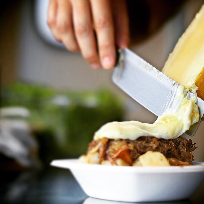 Complexe Guy-Favreau • Mercredi 6 juin 
#boiteafromages #fromage #cheese #raclette #oka #mtl #guyfavreau #mtlfood #streetfood #downtown  #complexedesjardins #centreville #quartierchinois #squeegee #meltedcheese #renelesveque #sturbain #instagood #instafood #michouisinthehouse