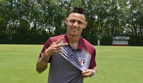 ChapecoenseB's tweet photo. Contratado também pelo verdão do oeste o grande jogador Neilton que vem do Vitoria!! ele ressaltou que ele vem para ajudar e ser aquele atacante da rapidez e falou que a zaga que tome cuidado que eu meto gol!!! https://t.co/Ots9CZeH5e