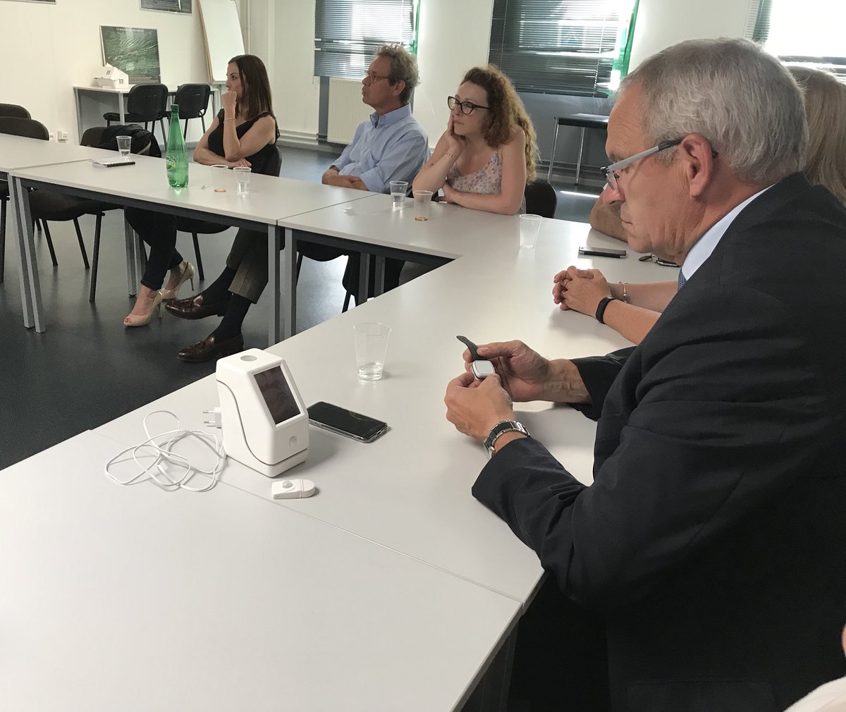 MoselleCD57's tweet photo. [Visite du territoire de #Thionville]
La #startup #Noviatek à #Florange présente sa box #santé #senior #Noviacare à Patrick Weiten : des capteurs intelligents détectent chutes, malaises, isolement, manque d’appétit ou d’hygiène...
Le projet a été présenté au CES à #LasVegas ! https://t.co/uv5VXxJD2U