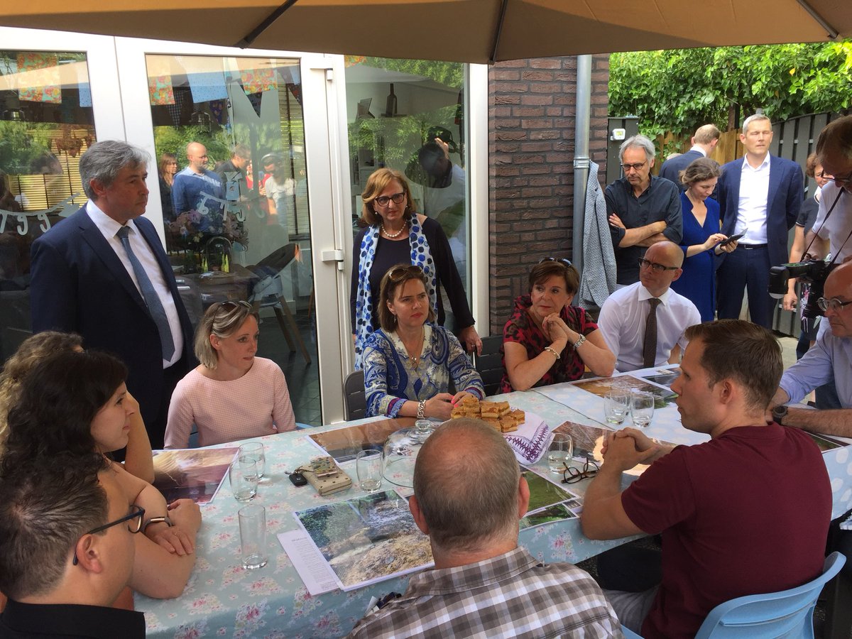 Minister <a href="/CvNieuwenhuizen/">Cora van Nieuwenhuizen</a> v <a href="/MinIenW/">Ministerie van Infrastructuur en Waterstaat</a> brengt #werkbezoek aan <a href="/GemMeerssen/">Gemeente Meerssen</a> <a href="/limburg/">Provincie Limburg</a> en gaat in gesprek met bewoners na #wateroverlast. #Urgentie