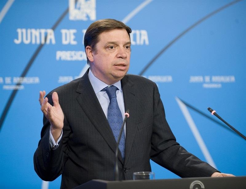 Luis Planas atiende a los periodistas