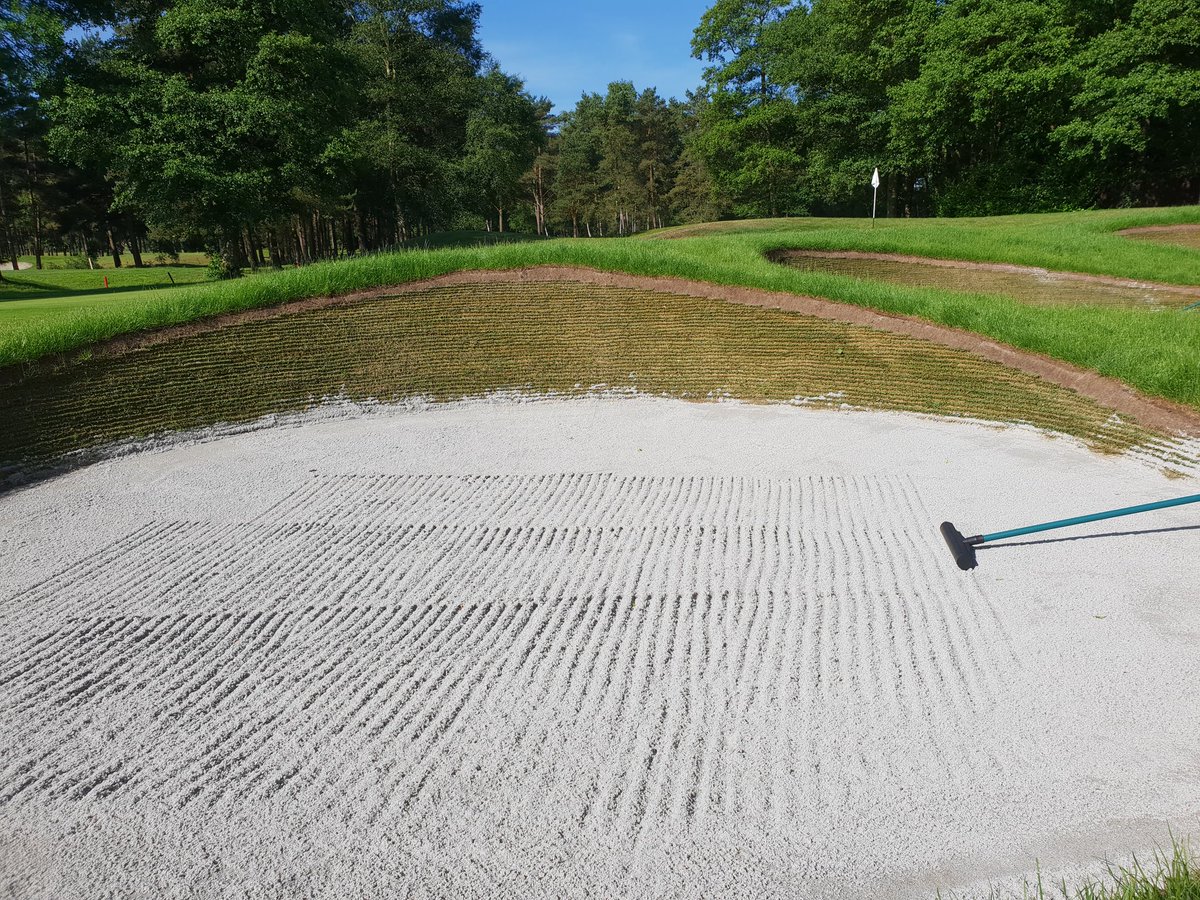 danharding7's tweet image. New bunkers on 10 and 11 looking good in the sunshine this morning @EcoBunkerRich @EcoBunkerLtd @OldThornsHotel @andywikki @robbyB15 @leeblackburn123
