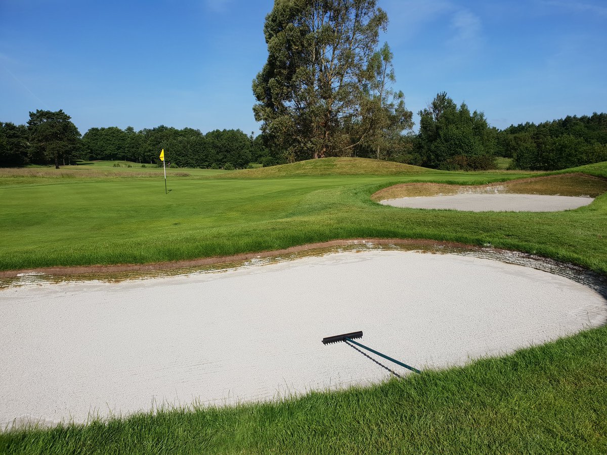 danharding7's tweet image. New bunkers on 10 and 11 looking good in the sunshine this morning @EcoBunkerRich @EcoBunkerLtd @OldThornsHotel @andywikki @robbyB15 @leeblackburn123
