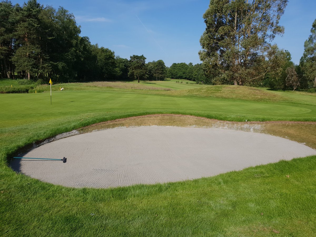 danharding7's tweet image. New bunkers on 10 and 11 looking good in the sunshine this morning @EcoBunkerRich @EcoBunkerLtd @OldThornsHotel @andywikki @robbyB15 @leeblackburn123