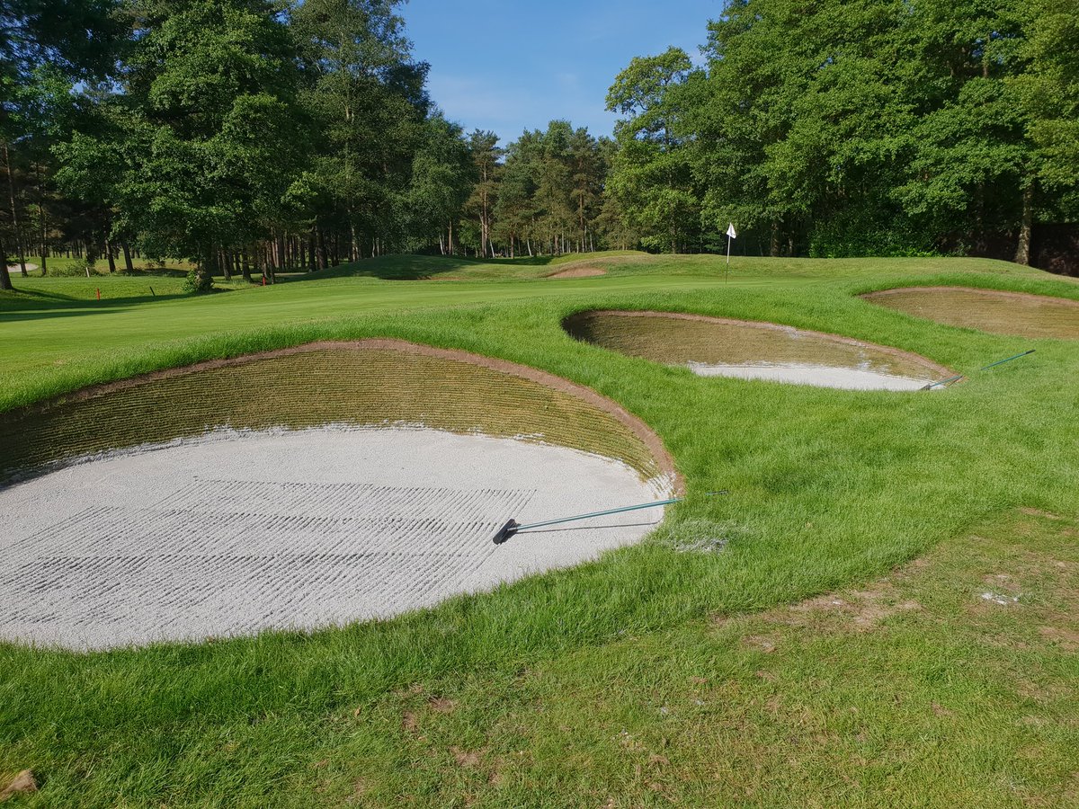 danharding7's tweet image. New bunkers on 10 and 11 looking good in the sunshine this morning @EcoBunkerRich @EcoBunkerLtd @OldThornsHotel @andywikki @robbyB15 @leeblackburn123