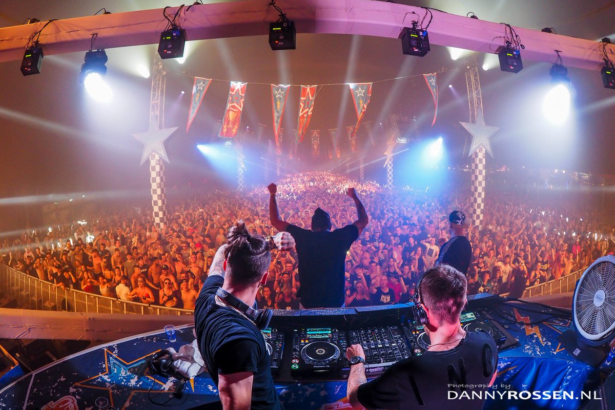 dt_hardcore's tweet photo. After a full day hosting our area on the final day, this was the last hour of wildness 210-300bpm closing @intentsfestival
DT VS DRS VS ANGERNOIZER βοΈπ₯
Bursting at the sides from the front to the back. Dankjewel everyone. πΈ @DannyDeurbel
#WeBeDT #DTHardcore #DRS #Angernoizer https://t.co/x3OwrJnlaJ