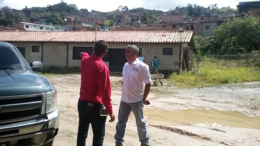 mariadcramirez1's tweet photo. Alcalde Roberto Lobo en reunión con el representante del Ministro de Alimentación que visita el municipio Torbes para el comienzo de la producción de Alimento Aba (alimento ara animales, aves y porcinos) 
#SoyComunicadorClap
.@NicolasMaduro .@FreddyBernal .@ROBERTOLOBOT https://t.co/8IutMabomy