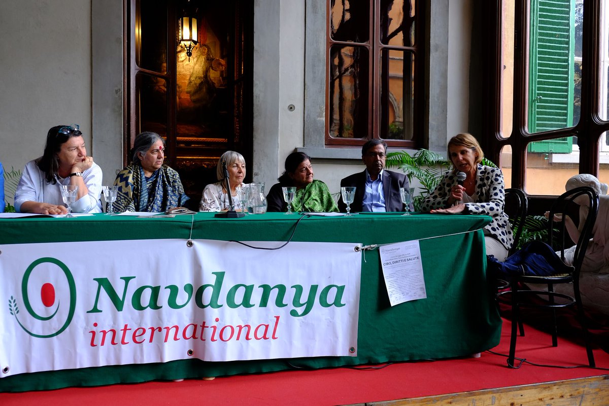 NavdanyaInt's tweet photo. Intervista a @drvandanashiva in occasione dell'incontro per la redazione del Manifesto #Food4Health che ha riunito alcuni dei maggiori esperti mondiali nei settori dell’alimentazione, della salute e dell’agroecologia https://t.co/3xGiZxQ3U0 https://t.co/7gLNtS38Cd