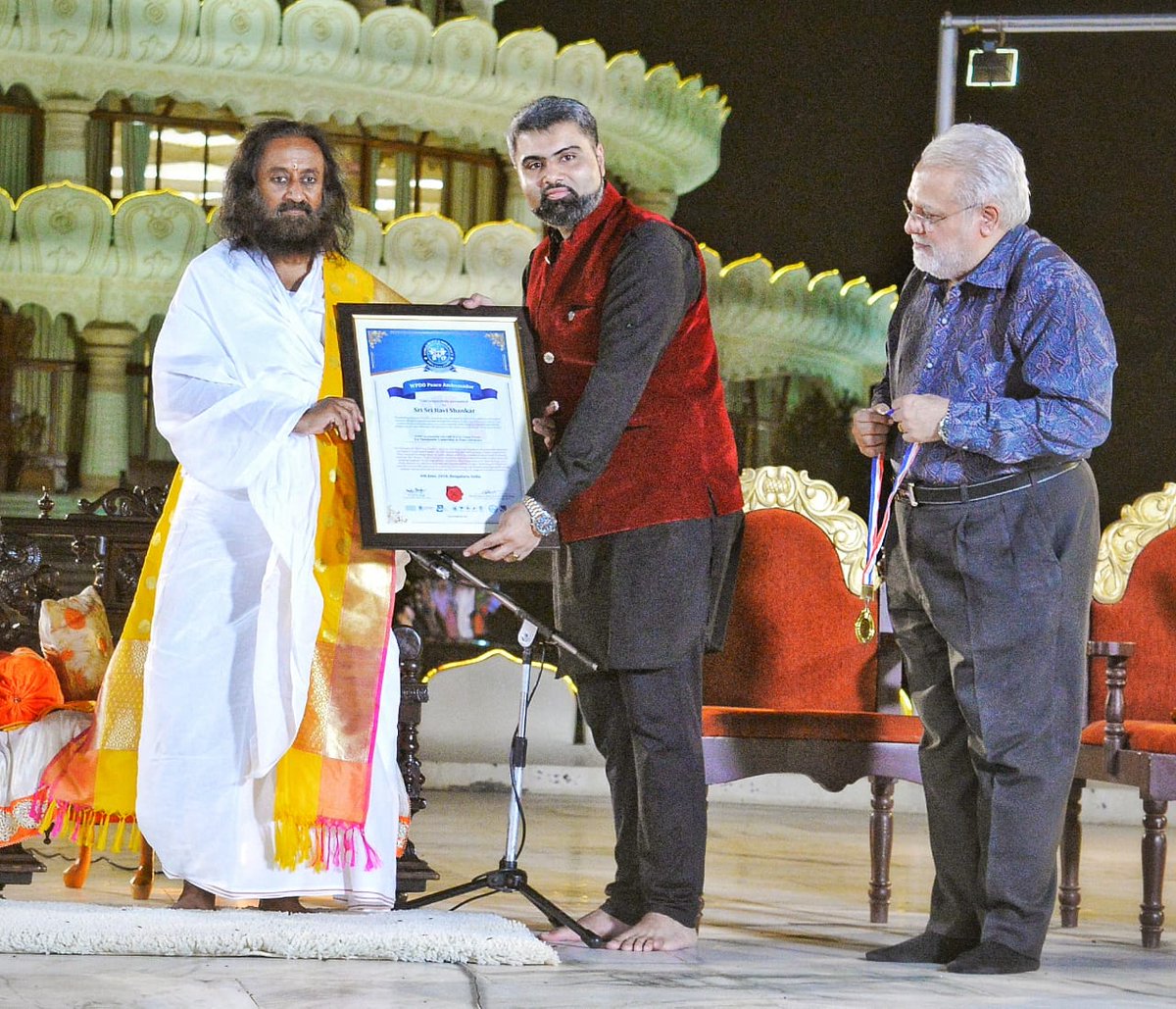 ArtofLiving's tweet photo. World Peace &amp; Diplomacy Organisation, registered with @UNDESA, honored Gurudev @SriSri with the Peace Ambassador Award. This prestigious award was conferred upon Gurudev for his contribution towards world peace and humanitarian initiatives. https://t.co/uFgQZ1K43u
