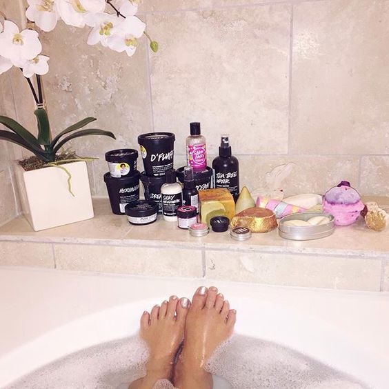 DipIntoPretty's tweet photo. One can never have enough @lushcosmetics products! Be sure to soak your feet in warm water 10 minutes before a #pedicure for the best results! https://t.co/sIT5BxX9R9