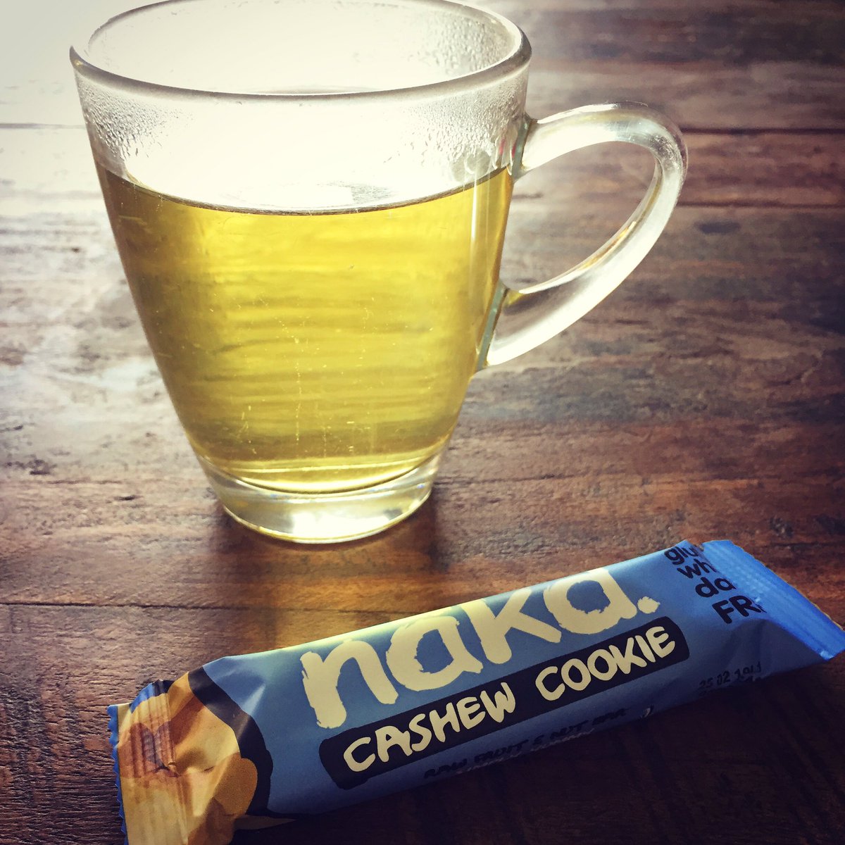 BioLief's tweet image. Note to self: bijtijds een genietmomentje mogelijk maken, zoals nu. Thee met wat gekocht lekkers. Niet alles hoeft hard werken te zijn! #niethomemade #welheellekker #kruidenthee #tissuewater #veganistisch #dadels #cashewnoten #snack #nakd #voeding #lekker #metime