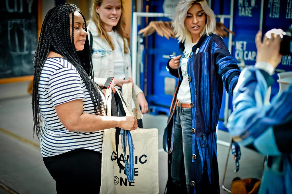 WOWamsterdamNL's tweet image. Want to buy #sustainableclothes but don't know where to go?On 24 June, before #wowfashioninsideout Stylist Ashna Chhatta from @Fash_RevNld will guide you through her favourite sustainable shops in Amsterdam West! Email event@wow-amsterdam.nl to join. Info: goo.gl/Jif843