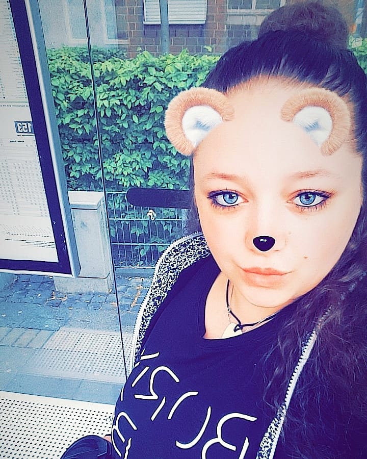 Die wichtigste Sache von allen ist es sein Leben zu genießen! Glücklich zu sein, das ist alles was zählt..

The most important thing of all is to enjoy your life! To be happy, that's all that matters..
