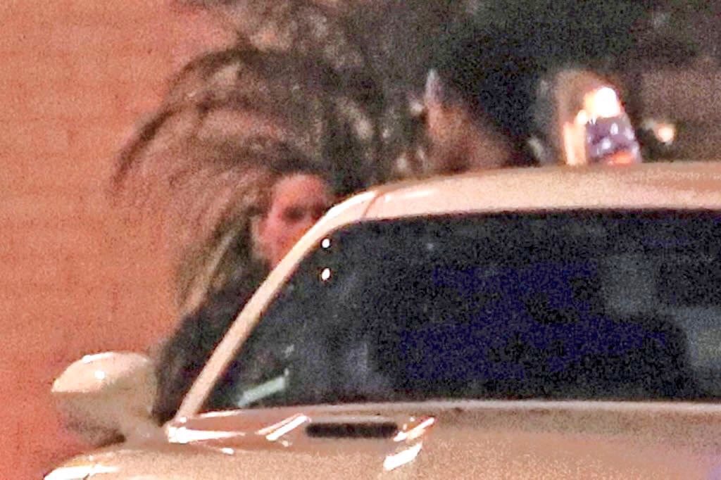 RemeeCullen's tweet photo. What's even more telling about the RK pics....NEITHER Rob nor Kristen appear to be having a love affair with their cellphones.....Things that make you go hmmm🤔🤔🤔 In most pics their phones are like a third appendage. https://t.co/XI1OuV3wIB