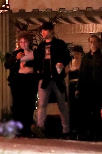 RemeeCullen's tweet photo. What's even more telling about the RK pics....NEITHER Rob nor Kristen appear to be having a love affair with their cellphones.....Things that make you go hmmm🤔🤔🤔 In most pics their phones are like a third appendage. https://t.co/XI1OuV3wIB
