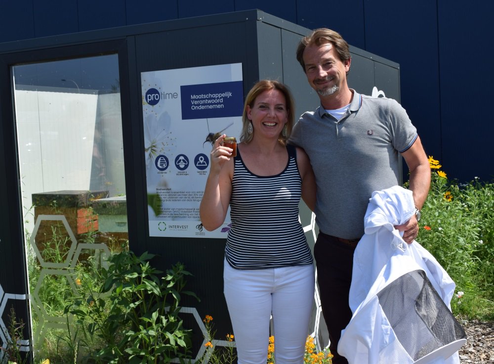 ProtimeEU's tweet photo. Een goed jaar geleden mochten we 160.000 bijen verwelkomen op Protime. Ilse, onze Customer Care 'Queen Bee', trok haar moedige schoenen aan voor de lenteschoonmaak van de ‘bee mansion’. https://t.co/FM3qWLBoL0 #MVO #CustomerCare #Culture @petersjongers https://t.co/9FGMcoLabt
