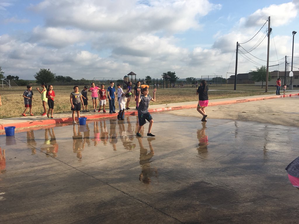 MrsParraNISD's tweet photo. Waterday is happening now!!!! 🐾❤️ https://t.co/mOmY9Hc2kz