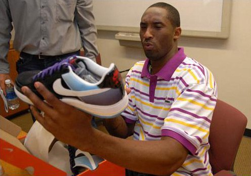 Sneaker News on Twitter: "Nike remembers Playstation x Air 1. We remember this epic of Kobe Bryant https://t.co/wUtip9t05w https://t.co/JuNF3gO4QD" /