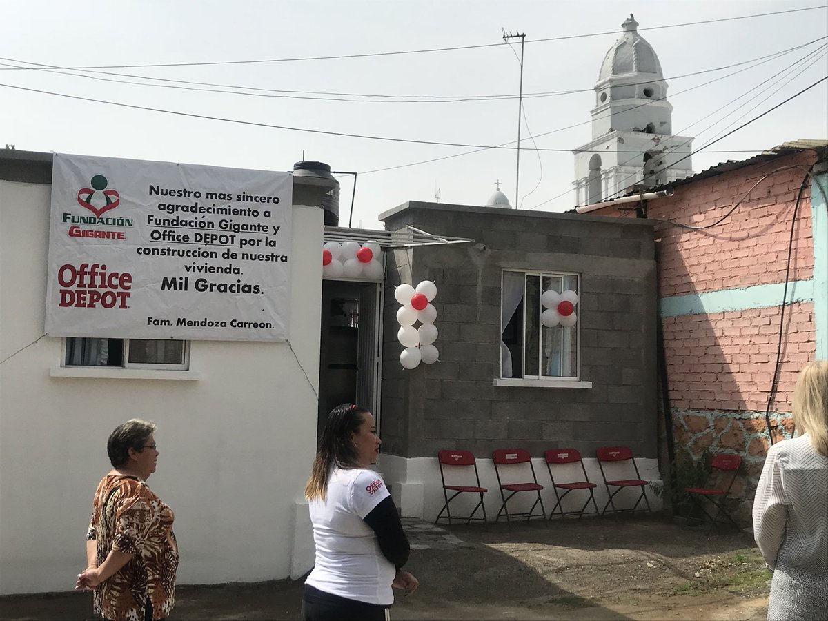 Expok's tweet photo. Vinimos a acompañar a Fundación Gigante a la entrega de una casa para Monserrat Espinoza - jefe de RH - en @OfficeDepotMex afectada por el #19s.
@echalemx https://t.co/X0Et9GPFFj