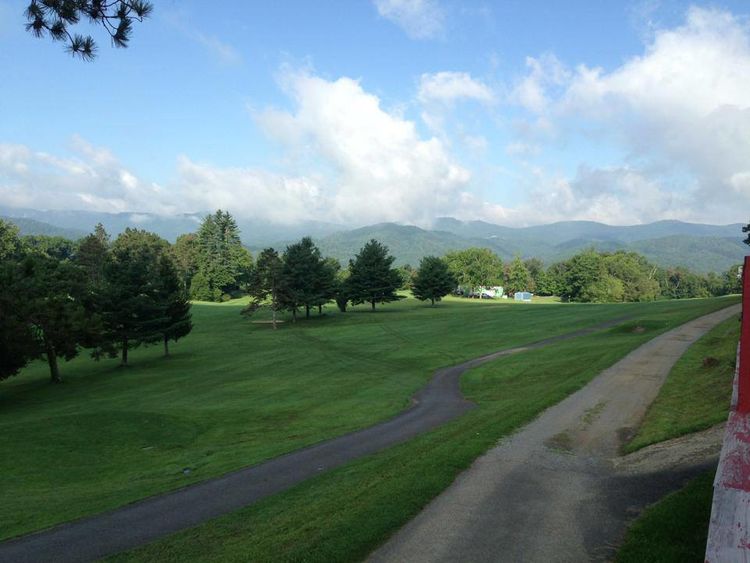 SenatorNation's tweet photo. Numerous golf courses are in the area for #SenatorNation to explore. The Elks Golf Club, located right in Elkins, and Canaan Valley Resort, about 45 minutes away, are just some of the many courses all within a short drive that contain breathtaking views #WhyWV https://t.co/iezasPmUv7