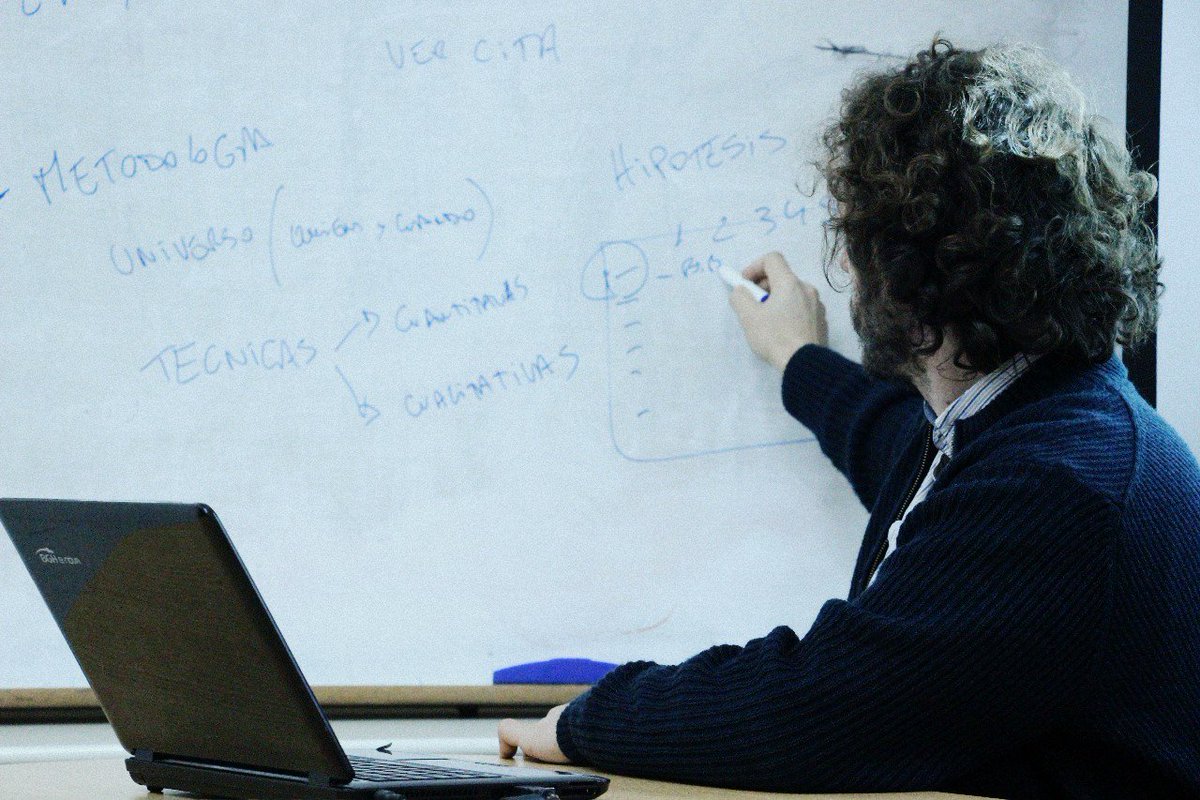 ObsAudiovisual's tweet photo. #BuenMiercoles ¡Continuan las clases en la especialización! El sabado junto a @matiastriguboff  trabajamos sobre las etapas para el desarrollo de la Investigación para el Taller del trabajo Integrador Final. Consultanos a esp.television@perio.unlp.edu.ar y sumate 📺 https://t.co/RHhznpcpVh