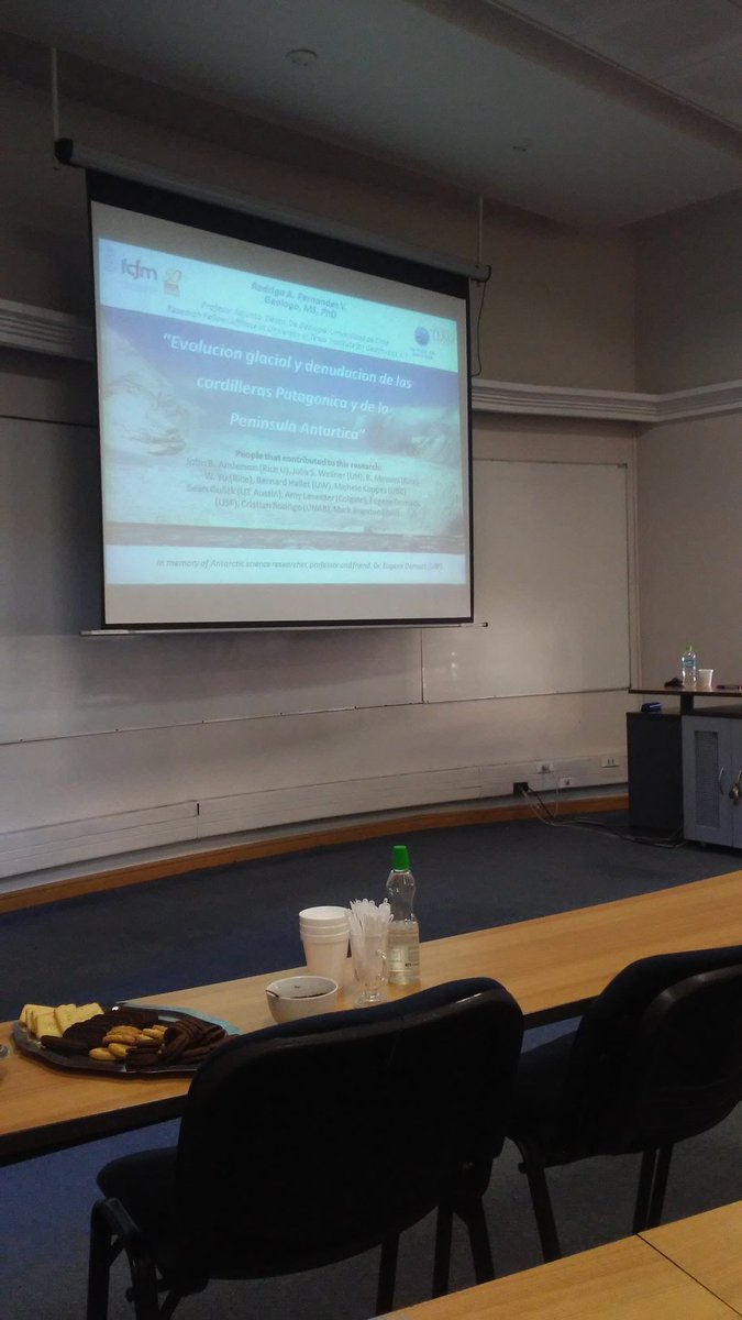 A minutos de empezar la charla sobre Evolución Glacial de las Cordilleras Patagónicas!!! <a href="/SocGeodeChile/">SocGeoChile</a> difundiendo la Geologia de Chile