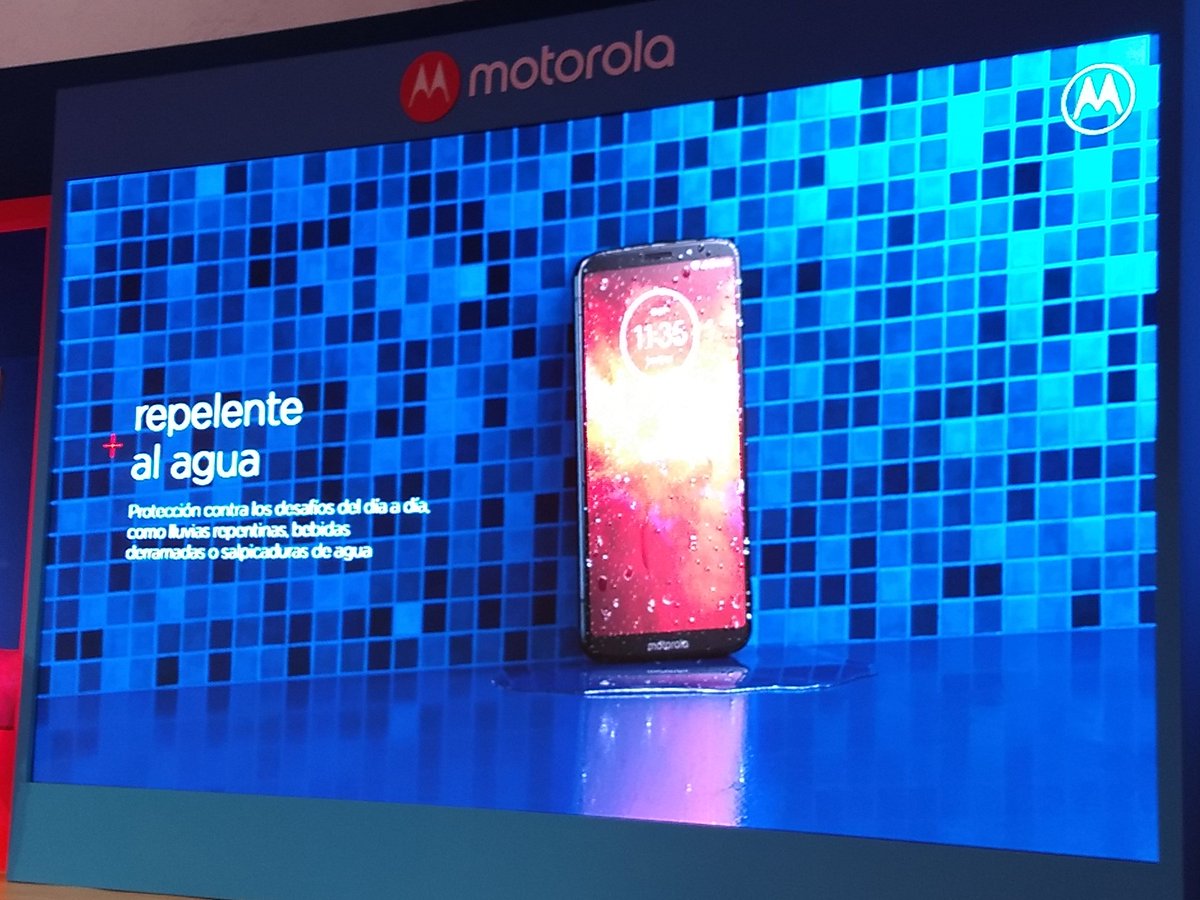 isopixel's tweet photo. El #MotoZ3Play está disponible en dos colores y versiones: Deep Indigo de 4GB y 64 GB de almacenamiento y Negro Cerámico de 6GB y 128 GB de almacenamiento. Es resistente al agua, turbo power y batería de 3,000 mAh. Además de mucha AI... #Hellomoto #hellomotoriddles https://t.co/L82szhxK6g