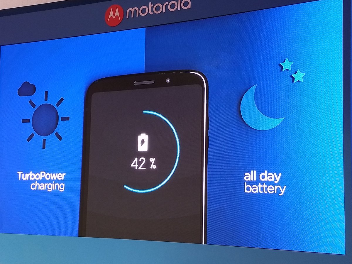 isopixel's tweet photo. El #MotoZ3Play está disponible en dos colores y versiones: Deep Indigo de 4GB y 64 GB de almacenamiento y Negro Cerámico de 6GB y 128 GB de almacenamiento. Es resistente al agua, turbo power y batería de 3,000 mAh. Además de mucha AI... #Hellomoto #hellomotoriddles https://t.co/L82szhxK6g