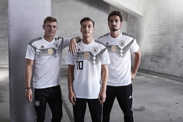 khaziqashraf's tweet photo. Haritu, ada sorang brader dpt jersi World Cup yg aku jual ni. Dia dpt FREE je sebab RT tweet aku. Kali ni, aku nak kasi jersi FREE lagi kat 2 org yg RT tweet ni. Mcm biasa, cukp 3k RT, aku pilih random pemenang. Korg boleh pilih mane2 jersi kat bawah ni

RT demi sehelai jersi https://t.co/ABu8cSpAd8