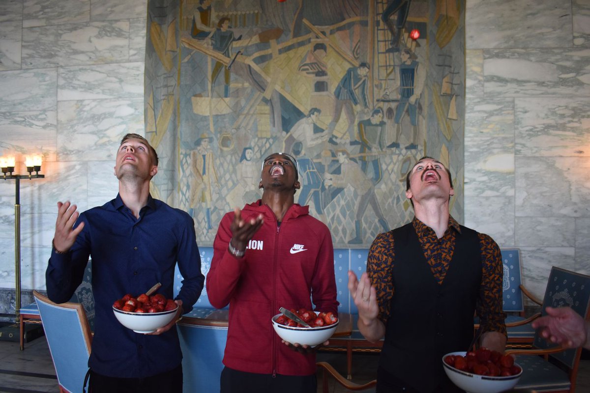 Before tomorrow's Dream Mile, <a href="/HenrikInge/">Henrik Ingebrigtsen</a>, <a href="/FilipInge/">Filip Ingebrigtsen</a> and <a href="/ManangoiElijah/">Manangoi Lion</a> are taking each other on in a strawberry-catching competition. It ended in a three-way dead heat. 

More from the #OsloDL: goo.gl/r9DaCa