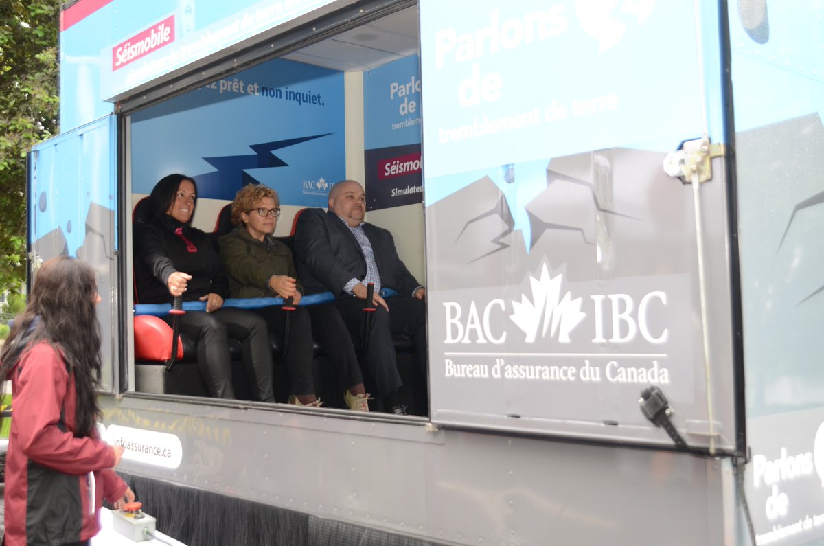 IntactAssurance's tweet photo. Tout au long de la journée, les membres de notre équipe de St-Hyacinthe ont la chance de monter à bord de la Séismobile du @BAC_Quebec. Ce simulateur de tremblement de terre leur permet d'expérimenter une secousse de magnitude 7,0 sur l’échelle de Richter. https://t.co/JoqhlhN63J