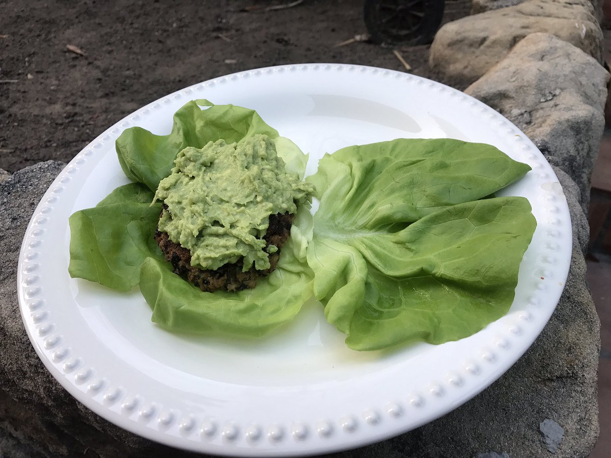 805Fit's tweet image. Homemade vegetarian patties wrapped in lettuce and topped with guacamole. Perfect for a light dinner to cleanse your body at the end of the day! Like if you want the recipe for these patties!
