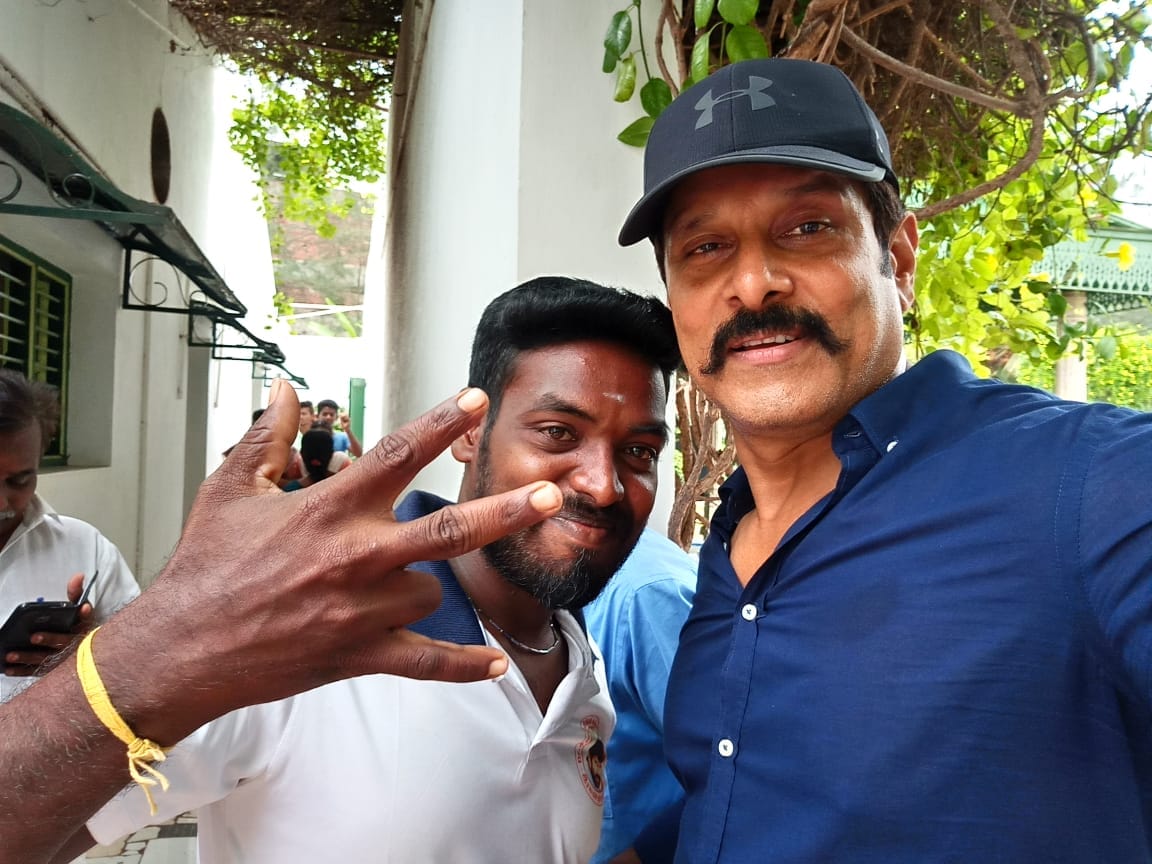 These guys got their most fav fan moments today! #ChiyaanVikram 's latest while he is on an unstoppable journey gaining huge reception as both #Saamy ♥️n #John ♥️ 
#8.2MViewsForSaamySquareTrailer 
#3.5MViewsForDNTeaser3