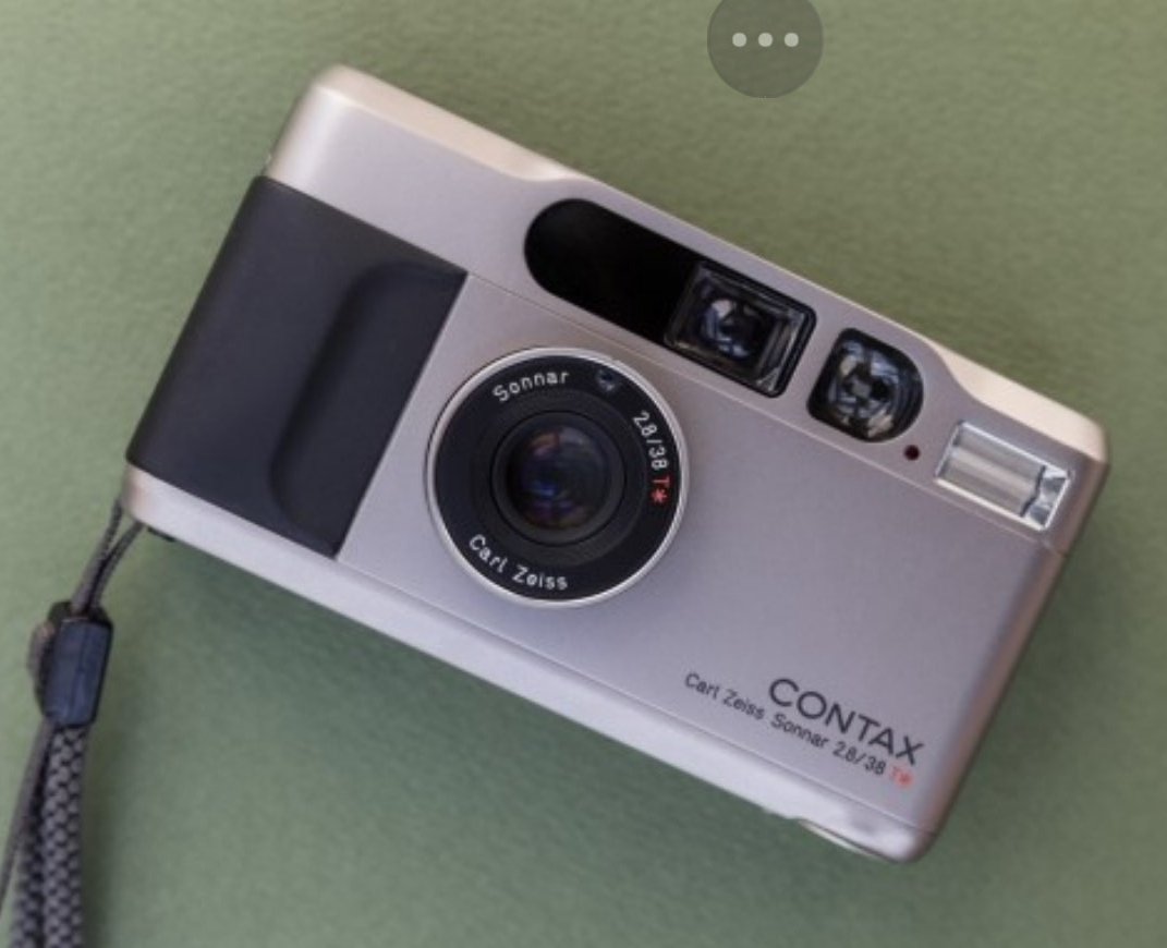 jin09ui0's tweet photo. 뱀이의 카메라 속 녕긔카메라📸
contax t2
조리개가 2.8-16이라 어두운데서도 잘 찍힘 
사실 p&amp;s카메라(자동필름카메라)계에서 상위클래스를 차지함 그렇기에 결과물은 말할필요도없이 굿 
바디는 티타늄으로 만들어졌고 잔고장이 잘 없다고함
혹시 가격부담스러우시면 야시카 t시리즈 추천해요 https://t.co/7WRJetrIyh