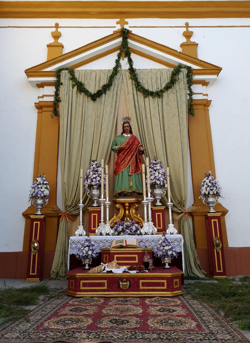 veracruzvillque's tweet photo. El pasado Domingo, esta Hermandad asistió corporativamente a la Procesión del Corpus Christi. Donde le rendimos honores al Santísimo Sacramento en el ya tradicional altar de San Juan Evangelista, preparado en la víspera del Domingo. https://t.co/Cr3RpxDEJb