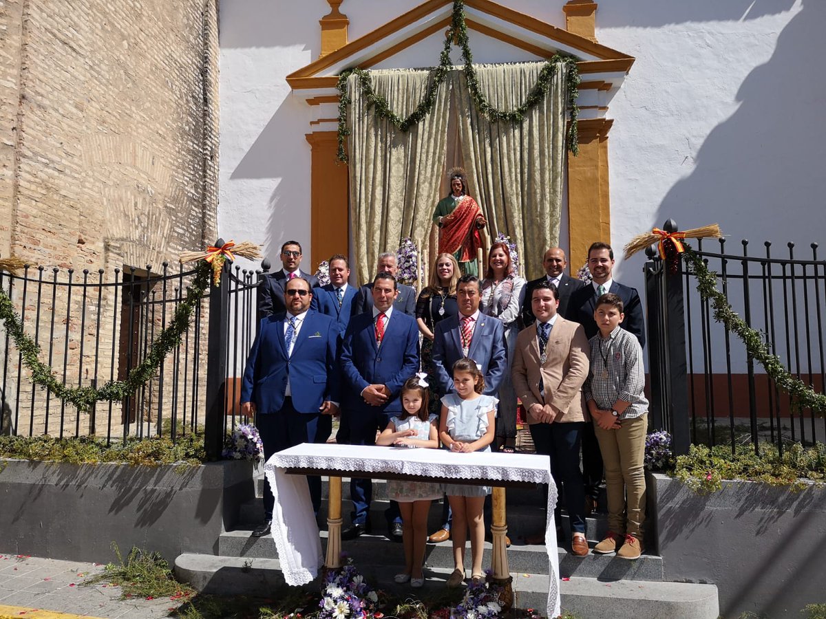 veracruzvillque's tweet photo. El pasado Domingo, esta Hermandad asistió corporativamente a la Procesión del Corpus Christi. Donde le rendimos honores al Santísimo Sacramento en el ya tradicional altar de San Juan Evangelista, preparado en la víspera del Domingo. https://t.co/Cr3RpxDEJb