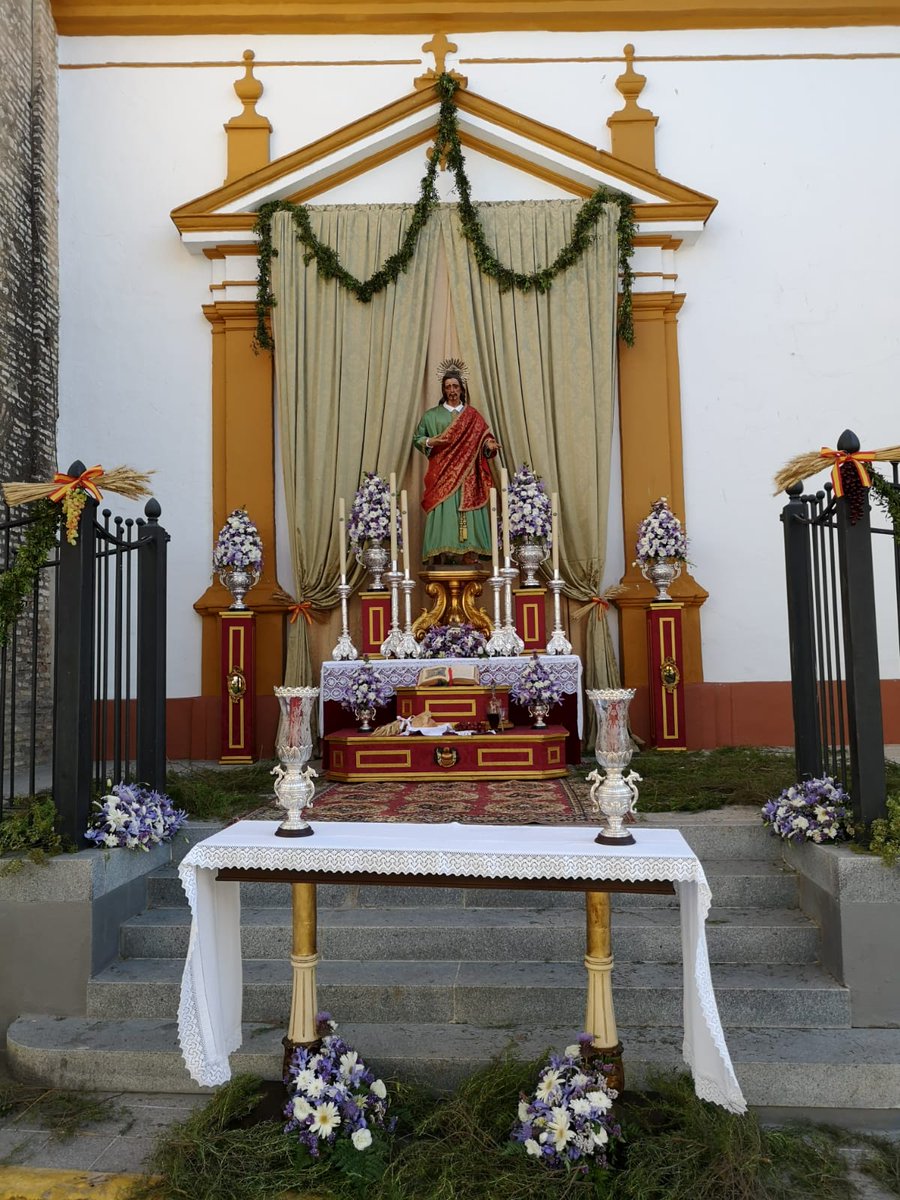 veracruzvillque's tweet photo. El pasado Domingo, esta Hermandad asistió corporativamente a la Procesión del Corpus Christi. Donde le rendimos honores al Santísimo Sacramento en el ya tradicional altar de San Juan Evangelista, preparado en la víspera del Domingo. https://t.co/Cr3RpxDEJb