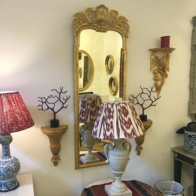 anazenic's tweet photo. @Ana Zenic Design and @English Georgian new display in our #Chelsea showroom  #Queen Ann style #mirror shown with #carved wood urn, #ikat #lampshade #oriental #embroidery #textile #gilt #sconses #coral ornaments #vintage textiles #interiordesign #vogueli… https://t.co/CnTiEO5I4q https://t.co/YBWq1J8H8M