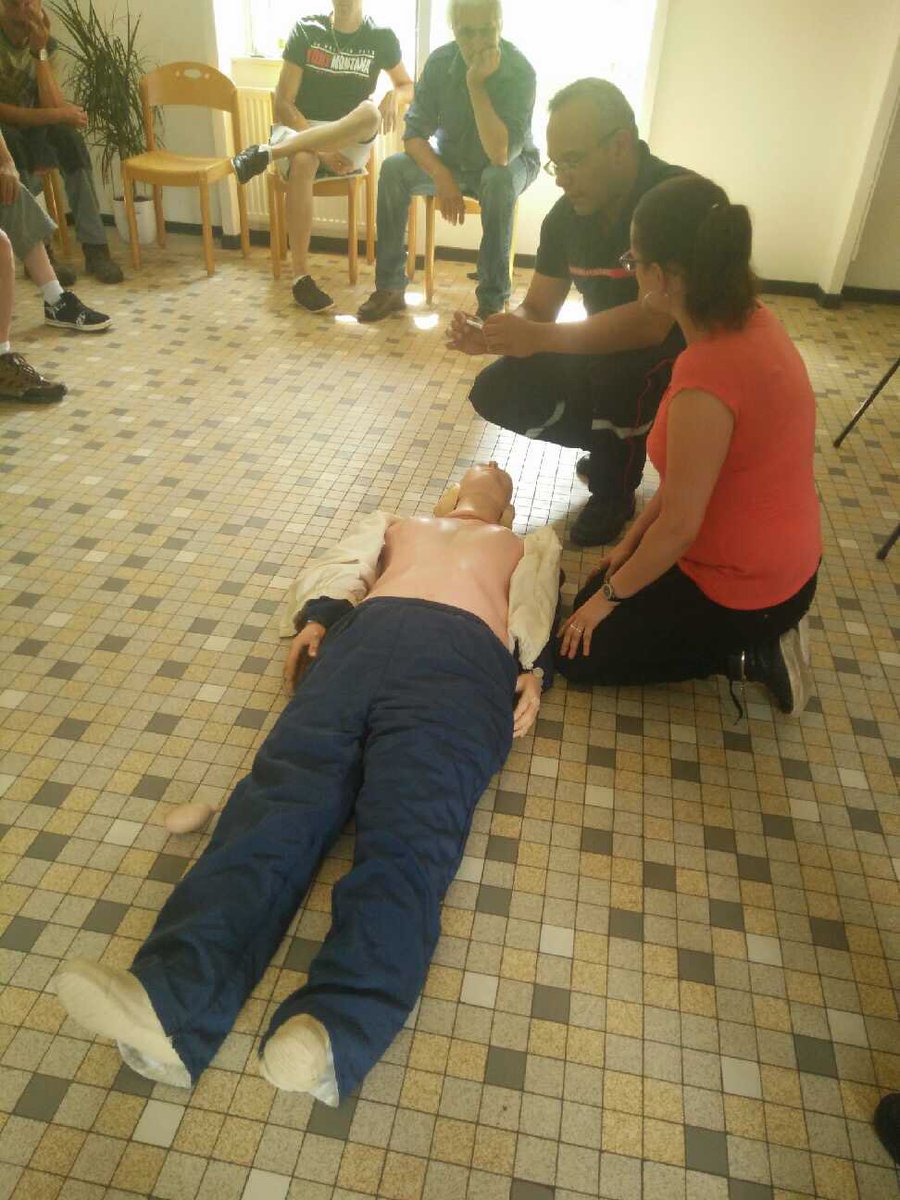 SDIS57's tweet photo. Formation @GestesSauvent au centre de réinsertion des @restosducoeur de Schorbach. 2e action du Comité Départemental de la Jeunesse Sapeurs-Pompiers @MoselleCD57 ayant pour but de former et valoriser les personnes en difficultés. @cdj_57 https://t.co/XB0hjdrtp8