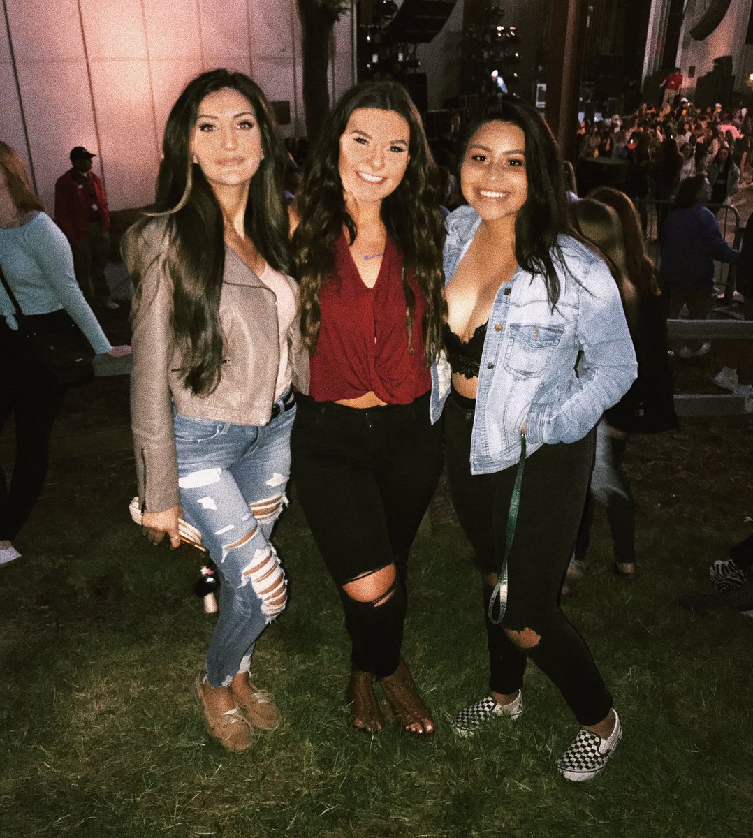 SigmaKappaEMU's tweet photo. Nothing better than summer concert sister dates ✨ #sksummer #sigmakappaemu https://t.co/FIUw0F4TV7