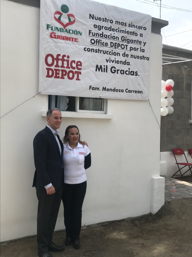 Expok's tweet photo. Y se vino “la banda” de @OfficeDepotMex a inaugurar la casa de Mayra. 
Jaime Alverde DG @Jaimealver y Carlos Chávez Dir de RRHH.
Además la Sra Maricarmen Fortes de Lozada Presidenta de la Fundación Gigante. 
#19S @echalemx https://t.co/nahzX9cfVW