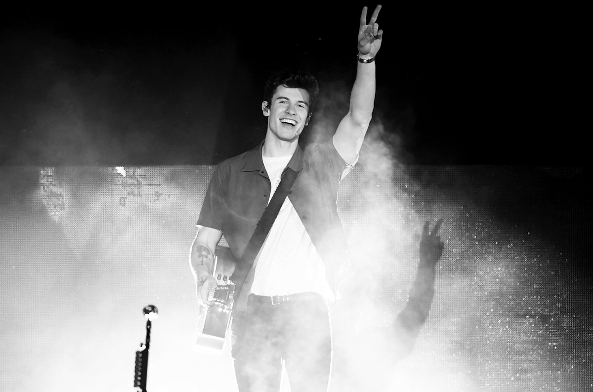 billboard's tweet photo. .@ShawnMendes returns to No. 1 on the Billboard Artist 100 chart https://t.co/1LK9gBOF2Q https://t.co/YgtaSc9Ixr