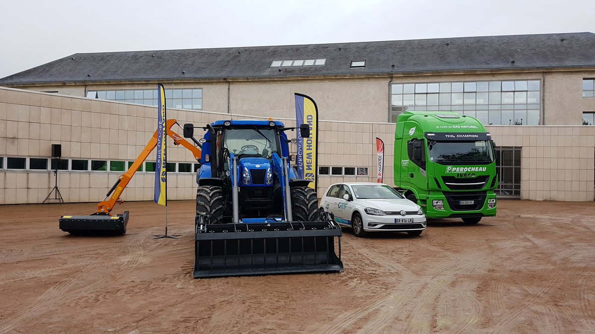ClaudieGuillou's tweet photo. Le @Vendee_ET est officiellement  lancé ! Ravie d'être à l'hôtel du @DepVendee aux côtés du @SyDEV_85 pour ce bel événement de la #mobilitedurable ! Jusqu'au 10 juin suivez les aventures de la Golf @vw_france  au #GNV #bioGNV @GRDF ac @gaz_mobilite et @JuliaUdron en copilotes☺ https://t.co/GzEKOyyOYp