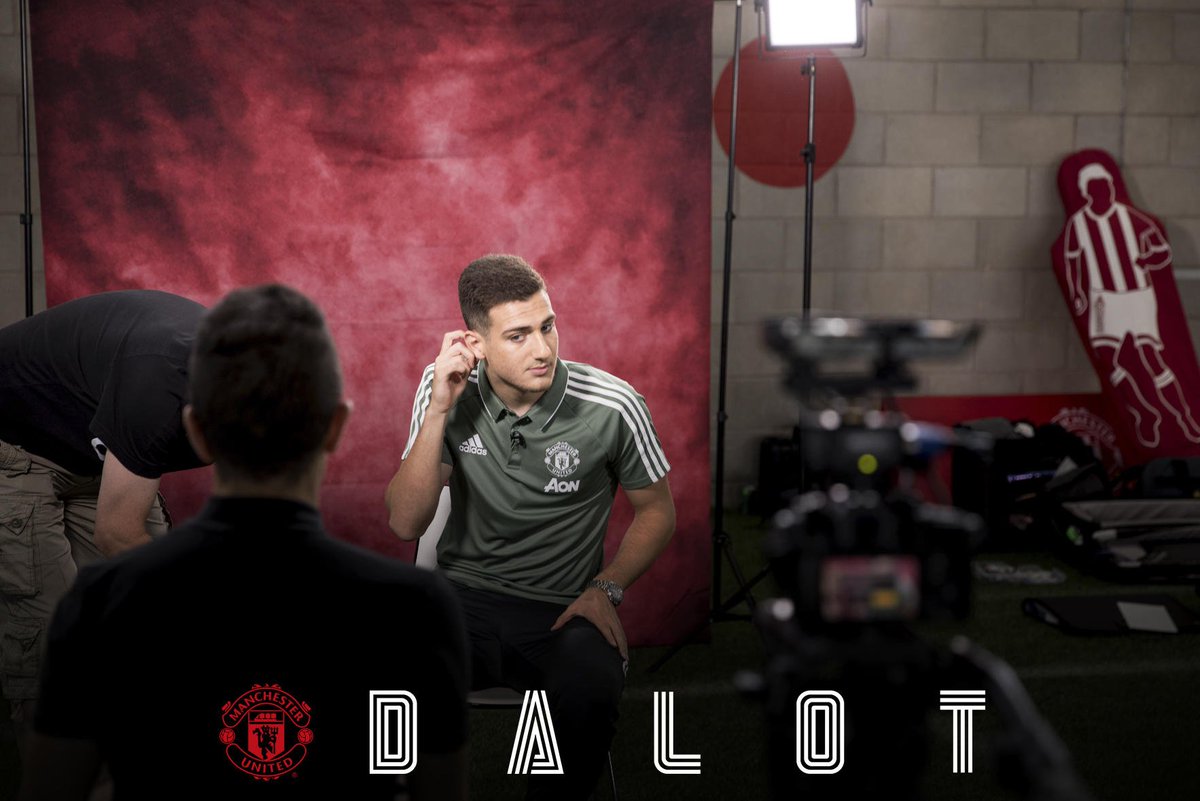 ManUtd's tweet photo. Red is definitely @DalotDiogo's colour! #BemvindoDalot #MUFC https://t.co/Zhdjs7uAjh