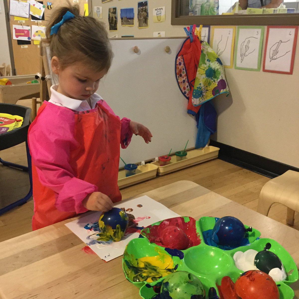 prenurserybisc's tweet image. More balloon painting fun with the @bisclpducklings! 🎈🎨 #balloonpainting #explorationofcolor #mixingcolors