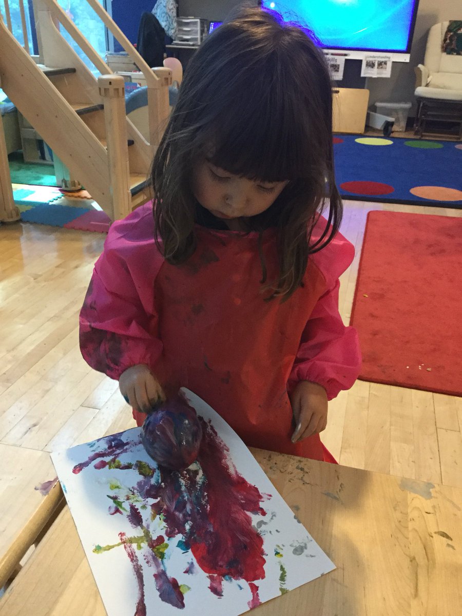 prenurserybisc's tweet image. More balloon painting fun with the @bisclpducklings! 🎈🎨 #balloonpainting #explorationofcolor #mixingcolors